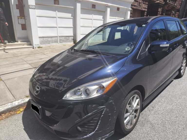 Immagine della Mazda 4, blu, del 2015, all'asta.